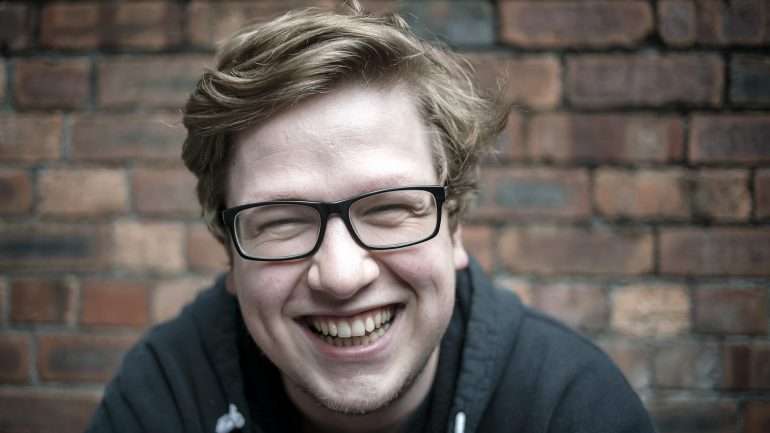 Alex Barnes é designer no estúdio britânico Firesprite, que passou os últimos 8 anos a desenvolver jogos em Realidade Virtual e Aumentada