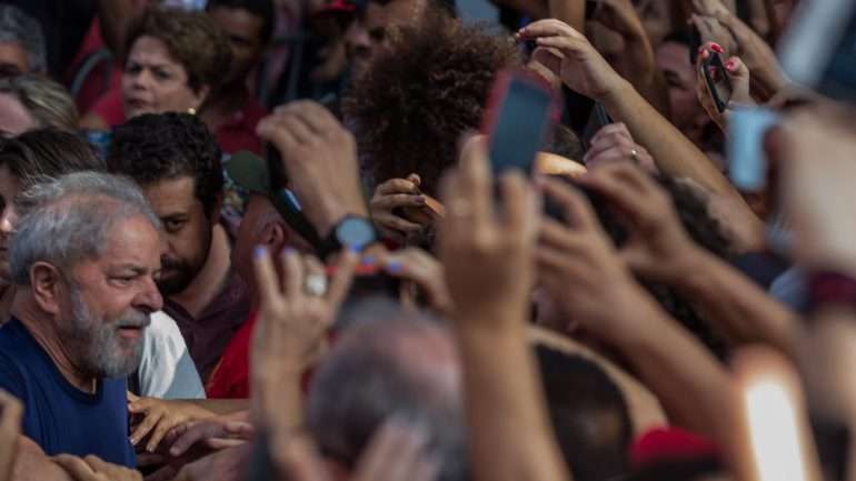 Lula está preso desde abril, mas ainda assim o PT diz que ele é o seu candidato. Presidente do Tribunal Superior Eleitoral diz que ele é inelegível