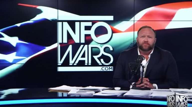 Alex Jones é um apresentador de rádio norte-americano e a cara do Infowars. Já foi várias vezes acusado por criar teorias da conspiração falsa