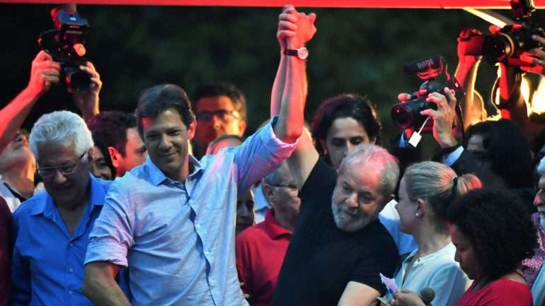 Fernando Haddad de mãos dadas com Lula da Silva