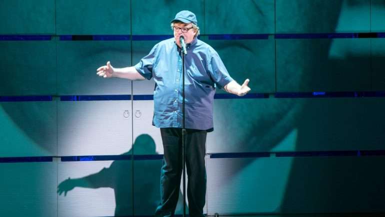 O controverso realizador norte-americano de 64 anos tem um novo documentário, "Fahrenheit 11/9". O filme deverá deixar Donald Trump de orelhas a arder...