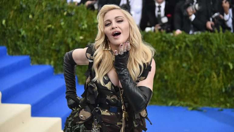 É a Madonna, sacanas