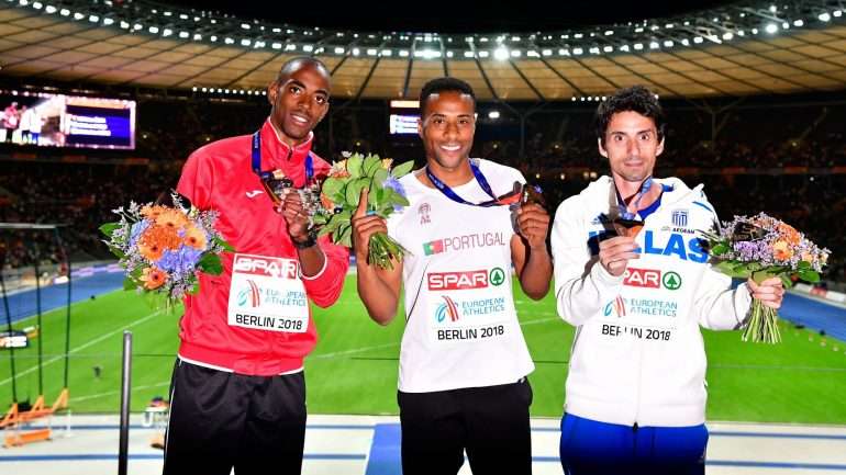 Nelson Évora no pódio dos Europeus de Berlim com Alexis Copello (Azerbaijão) e Dimitrios Tsiamis (Grécia)