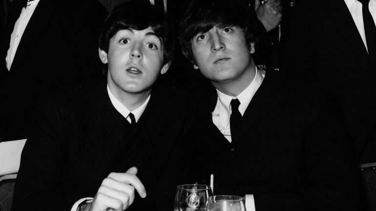 Paul McCartney e John Lennon em 1964, mais ou menos na altura em que "In My Life" foi escrita