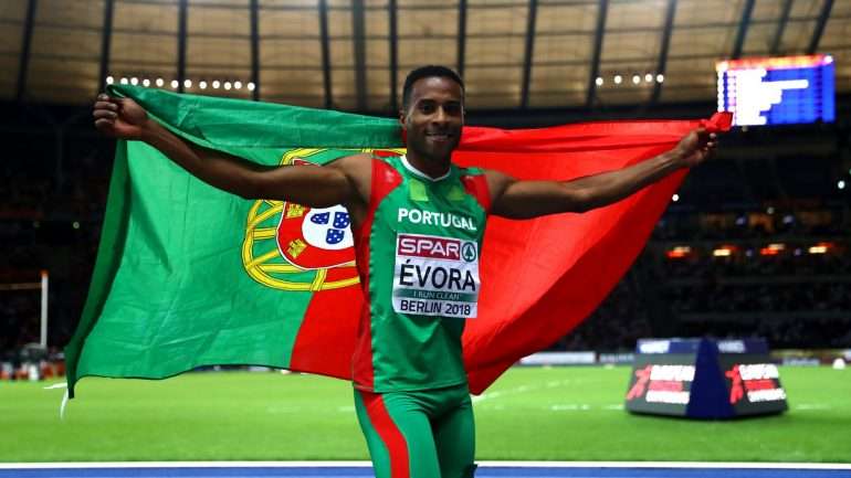 No final da prova, o campeão deu a volta ao recinto com a bandeira portuguesa nas mãos (Créditos: Getty Images)