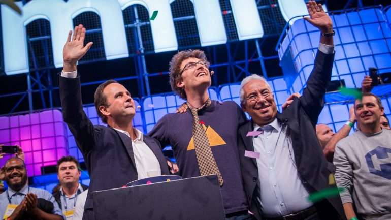 Paddy Cosgrave com Fernando Medina e António Costa na abertura da Web Summit 2017