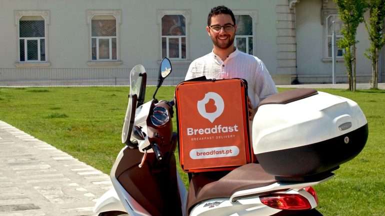 A Breadfast foi criada no início de 2018 e entrega pequenos almoços aos habitantes e turistas na área de Lisboa de segunda-feira a domingo, entre as 7h e as 11h.