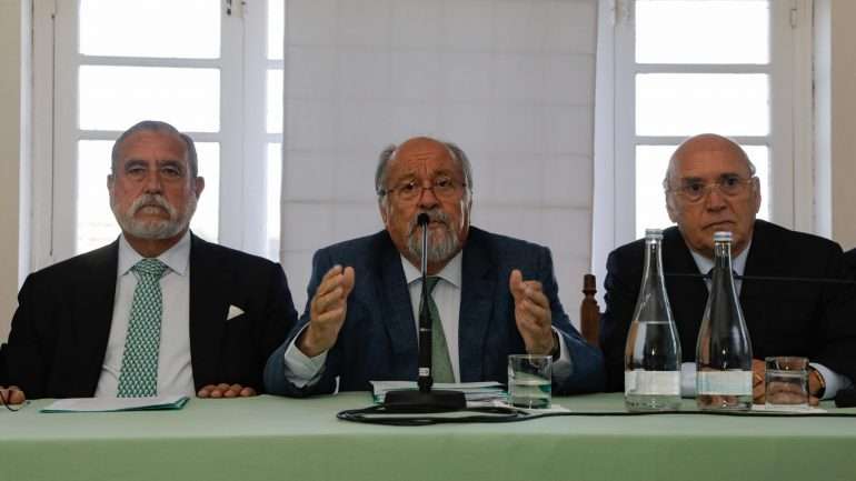 Marta Soares, presidente da Mesa, ladeado por Artur Torres Pereira e Sousa Cintra, líderes da Comissão de Gestão e da SAD