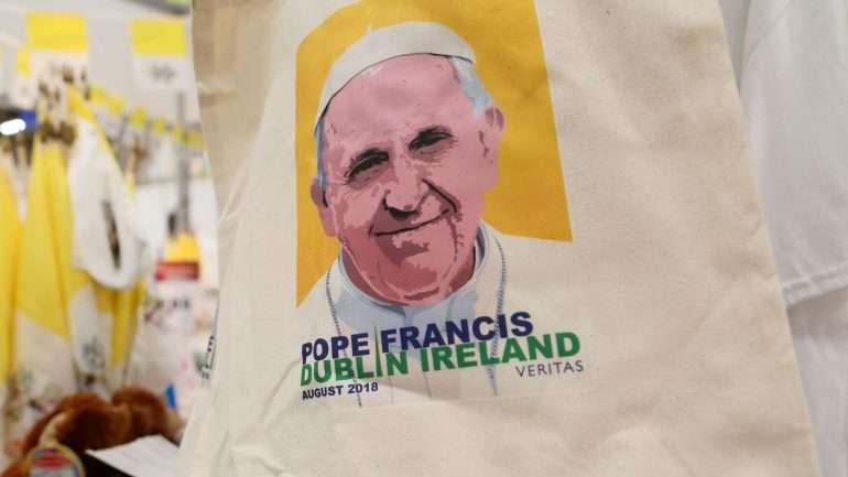 A ideia está a ser divulgada através de um evento criado no Facebook chamado "Say Nope to the Pope".