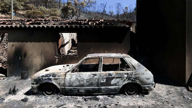 O comunicado da PJ declara que o incêndio consumiu o veículo na totalidade, "causando danos avultados, com risco de propagação das chamas à zona habitacional envolvente"