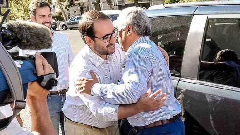 André Caldas abraça António Costa sob o olhar de Duarte Cordeiro. Foto: Facebook de André Caldas