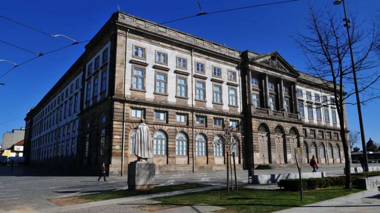 A Universidade do Porto sublinha que "não promove" a conferência, somente "acolhe"