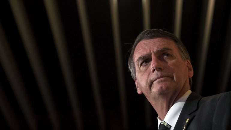 Jair Bolsonaro tem a maior intenção de votos (28%) e a maior taxa de rejeição (46%)