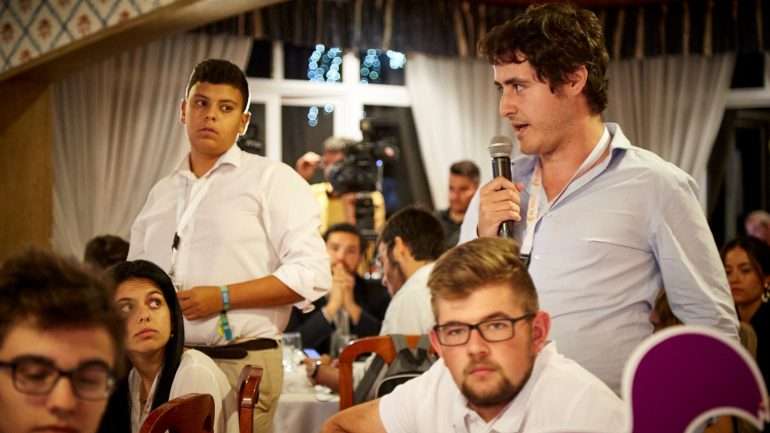 Gustavo Ambrósio no momento em que faz a pergunta a carlos. Foto: João Figueiredo/UV