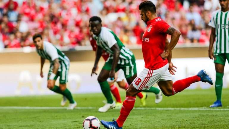 Salvio jogou e fez jogar, marcou e deu a marcar. Argentino foi decisivo no triunfo encarnado (Créditos: Lusa)