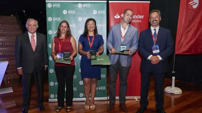 (da esquerda para a direita) António Vieira Monteiro, Presidente Executivo do Santander Totta, com os investigadores Ana Margarida Grenho Ferreira, Raffaella Gozzelino e Pedro Neves, e João Sàágua, Reitor da Universidade NOVA de Lisboa