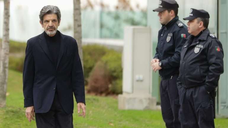 O Tribunal da Relação de Lisboa entendeu manter também a proibição de o ex-governante de contactar com a apresentadora