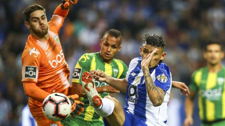 Cláudio Ramos perdeu o duelo com Tiquinho Soares
