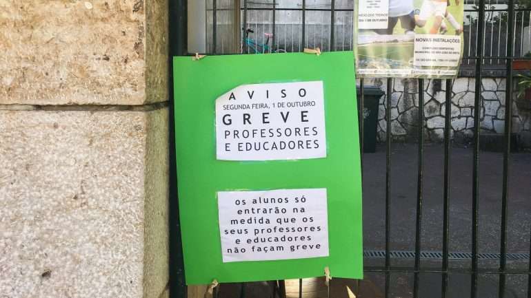 Professores querem recuperar todo o tempo de serviço que esteve congelado. Informação no portão da escola EB1 e Jardim de Infância Santo António, em Alvalade, Lisboa