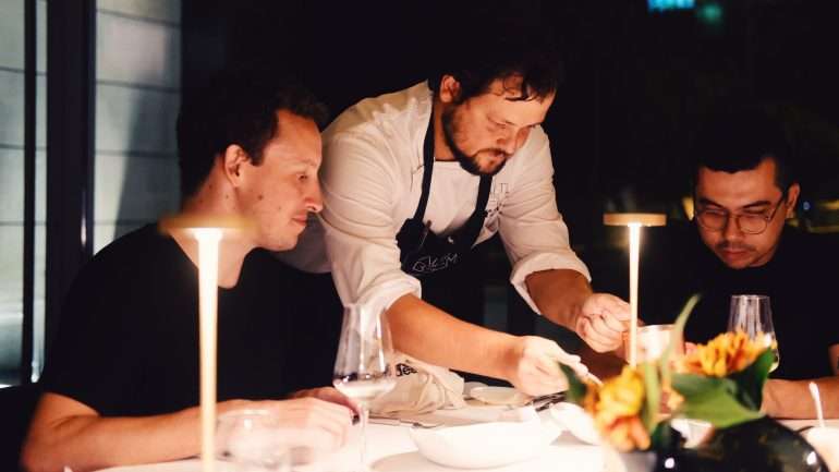 O chef João Rodrigues, do Feitoria, a servir João Ferraz (esq.) e Alberto Landgraf, a comitiva brasileira do CNC