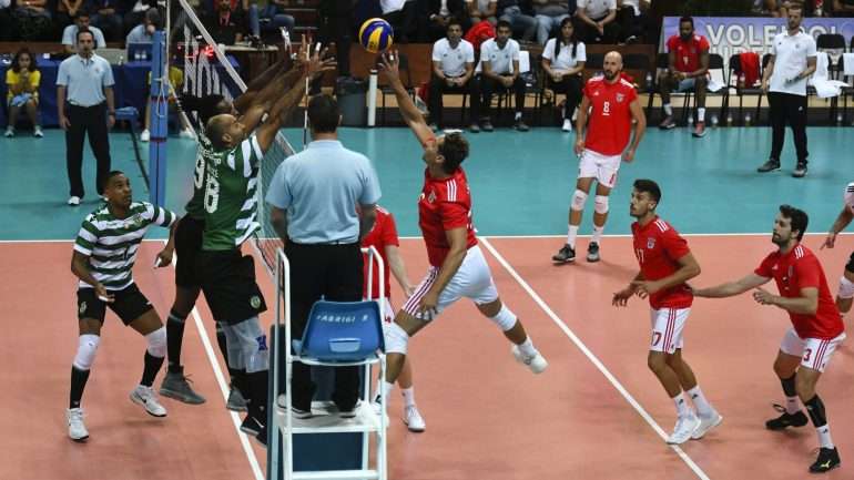 Benfica conseguiu pela primeira vez vencer no novo pavilhão do Sporting o dérbi de voleibol após quatro derrotas em 2017/18