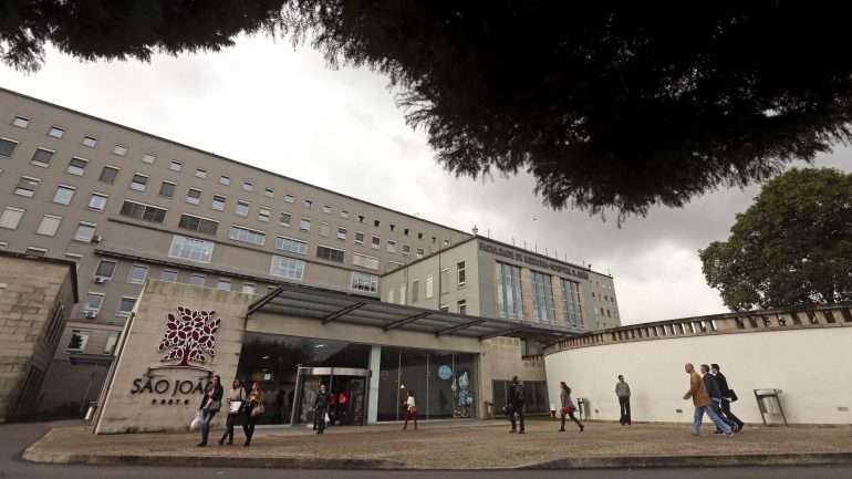 Houve um atraso no pagamento da segunda de duas tranches que também atrasou a emissão da licença. A nova máquina de radioterapia, cuja compra foi acertada em 2017, ainda não pôde ser utilizada. Hospital de São João diz que o processo é "moroso" e que os doentes não ficaram por tratar