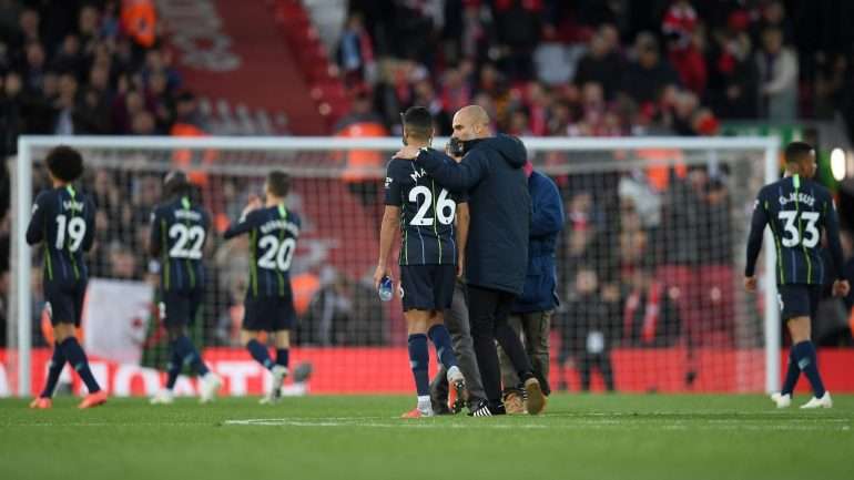 Guardiola consola Mahrez no final do jogo depois da grande penalidade falhada pelo argelino aos 86'