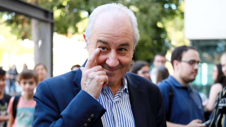 "Não é muito normal que, numa matéria destas, o ministro da Defesa não transmita ao senhor primeiro-ministro", admitiu Rio