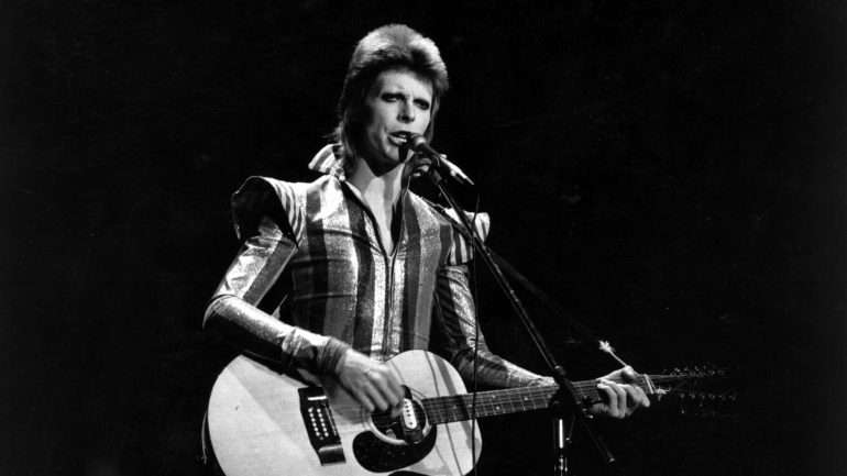 Vocalista "amador", que cantava "desafinado" e que "não sobressaía o suficiente": quatro anos de editar "Space Oddity", David Bowie foi rejeitado pelos "olheiros" da rádio britânica BBC