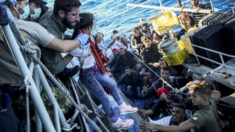 Fotografia datada do dia 27 de outubro de 2017, da autoria do fotojornalista da agência Lusa José Sena Goulão, tirada durante um resgate de migrantes no Mediterrâneo