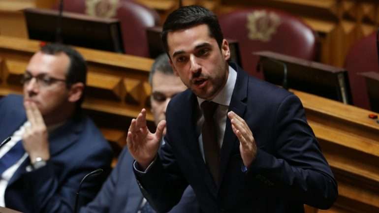 João Torres, deputado socialista, diz que "o PS nunca enjeitou nenhum diálogo com nenhuma força política na Assembleia da República"