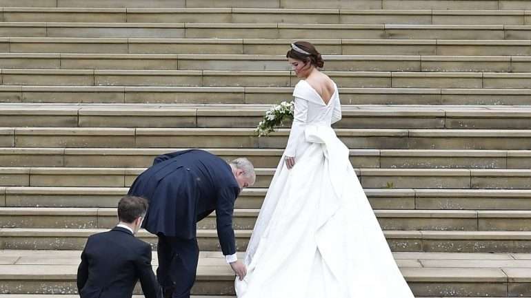 Costas abertas, bordados simbólicos e uma tiara de esmeraldas e diamantes emprestada pela Rainha; saiba tudo sobre as escolhas da princesa para o dia do casamento