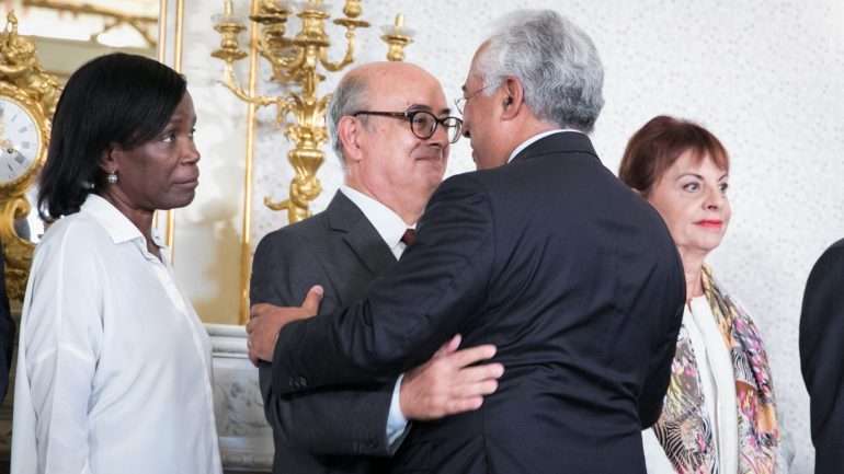 O abraço de Costa esta sexta-feira momentos antes de ser conhecida a demissão