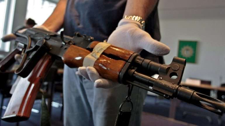 Foram apreendidas quatro espingardas automáticas (AK-47, M4, CETME-L e uma versão adaptada do modelo AR-15/M4)