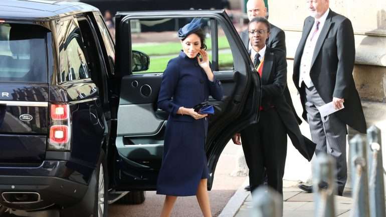O vestido largo de Meghan Markle no casamento da princesa Eugenie lançou a suspeita sobre uma possível gravidez
