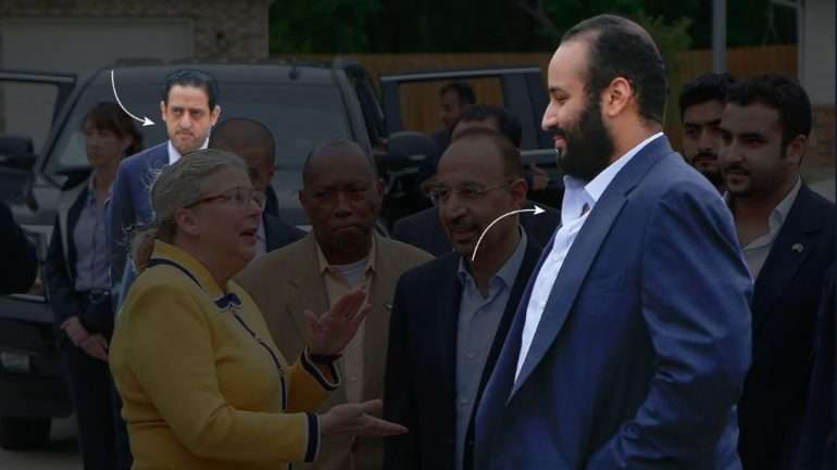 Com uma seta sobre si está Maher Abdulaziz Mutreb, um dos 15 suspeitos da morte do jornalista saudita Jamal Kashoggi. Em primeiro plano da imagem está o príncipe herdeiro Mohammad bin Salman,