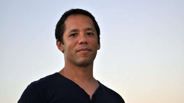 Itamar Vieira Junior nasceu em Salvador da Bahia, em 1979, e tem escrito sobretudo contos