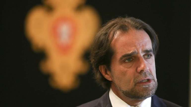 Governo Regional da Madeira, liderado por Miguel Albuquerque (PSD), aprovou esta quarta-feira uma resolução no sentido de devolver os 9 anos de carreira congelada aos professores do arquipélago