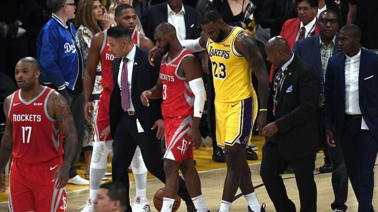 LeBron James agarrou Chris Paul depois das agressões com Rondo, sendo um dos pacificadores no meio da confusão