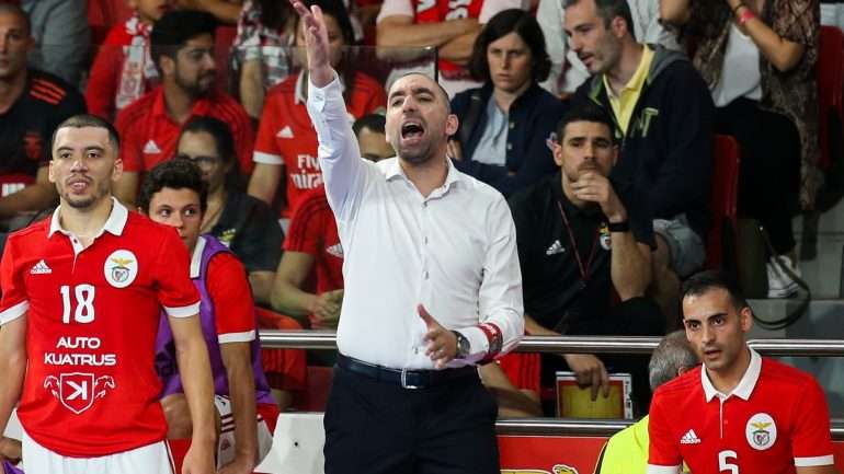 Benfica de Joel Queirós venceu Sporting e passa a ter cinco pontos de avanço; Fernandinho, à esquerda, apontou um hat-trick