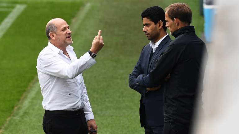 Antero Henrique fala com Thomas Tuchel num treino perante o olhar do presidente do PSG, Nasser Al-Khelaïfi