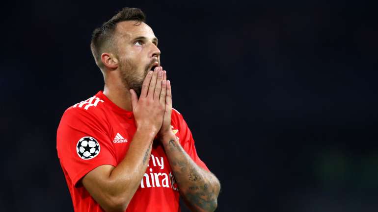Seferovic, um dos jogadores em destaque nos primeiros 45 minutos, teve uma segunda parte muito complicada