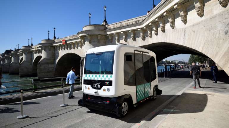 Autocarro elétrico autónomo em França com capacidade para transportar 12 pessoas