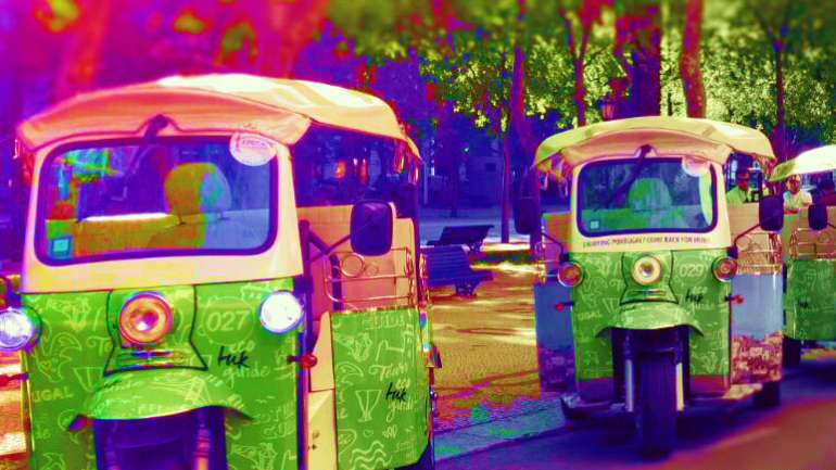 Os Tuk-tuk são uns pequenos carros de origem tailandesa cada vez mais comuns na cidade de Lisboa. Estão direcionados, principalmente, a percursos turísticos