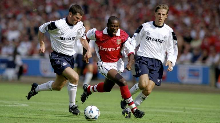 Luís Boa Morte, aqui num jogo com o Manchester United de Roy Keane e Phil Neville, foi campeão pelo Arsenal