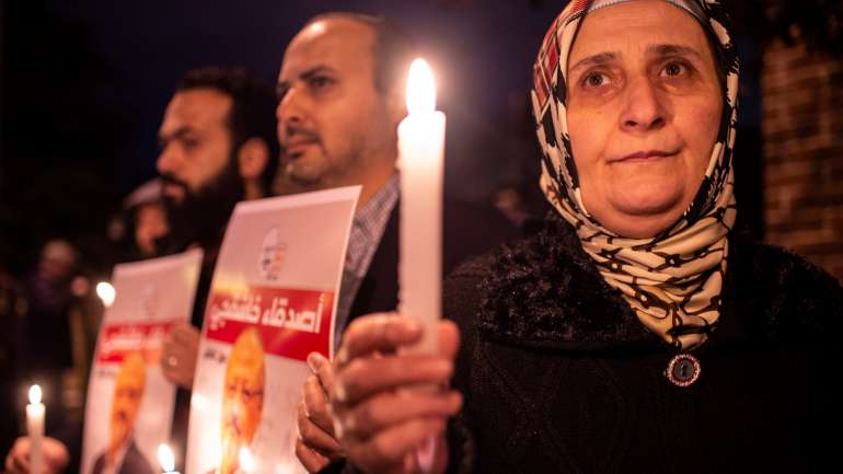 Um grupo de manifestantes protestam junto ao consolado da Arábia Saudita, em Istambul. (Foto:  YASIN AKGUL/AFP/Getty Images)