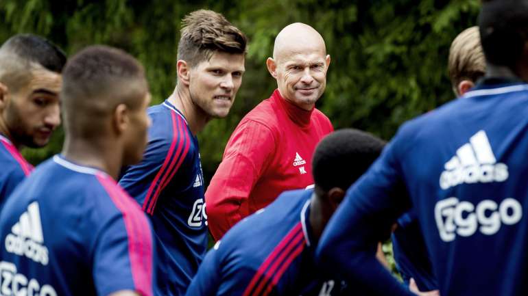 Marcel Keizer num treino da equipa principal do Ajax, o ponto alto de uma carreira de dez anos como técnico