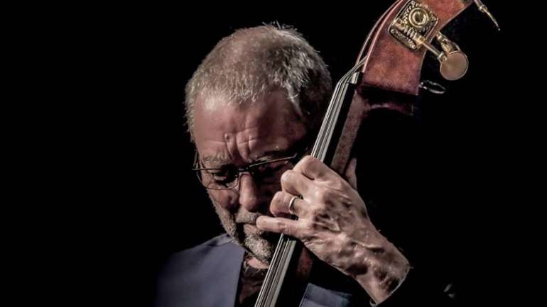 Nascido em Wolverhampton, Dave Holland, 72 anos, integra a banda escolhida pelo festival Guimarães Jazz para inaugurar a edição deste ano. O quarteto chama-se Aziza
