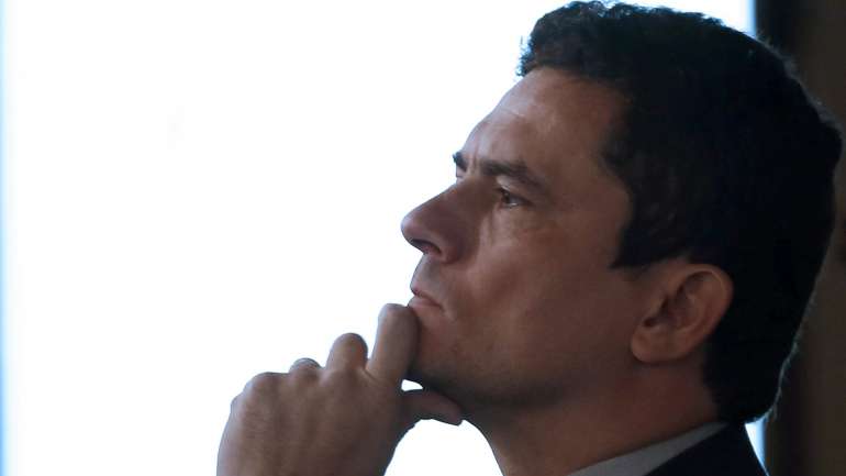 Sérgio Moro, super-juiz famoso pelas suas decisões na Operação Lava Jato (entre elas, a ordem de prisão de Lula da Silva), aceitou o convite de Bolsonaro para ser ministro da Justiça, depois de garantir que não se envolveria na política