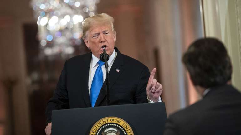Donald Trump a acusar Jim Acosta (de costas) de ser mal-educado na conferência de imprensa